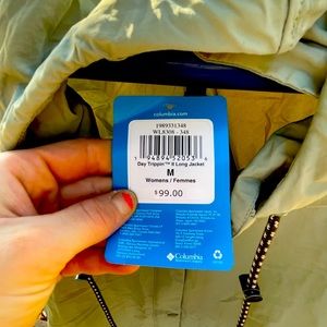 NEVER BEEN WORN. It’s to big for me but it’s cozy and warm.